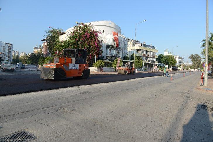 Konyaaltı Belediye Caddesi’ne Büyükşehir’den sıcak asfalt G3