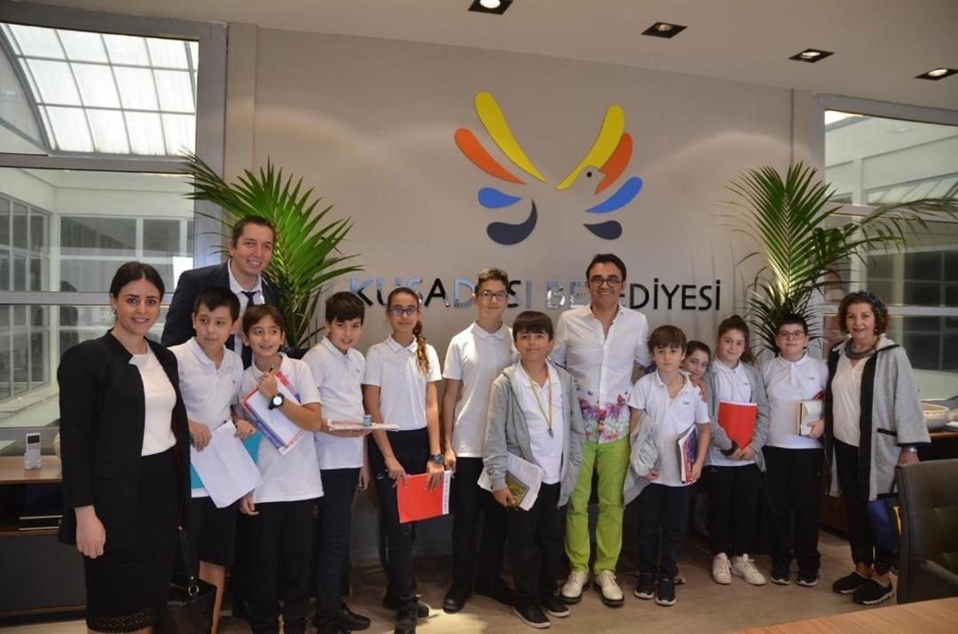 Kuşadası Belediyesi&rsquo;ne ziyaret eden &ouml;ğrenciler şehrin sorunlarını ve &ccedil;&ouml;z&uuml;m &ouml;nerilerini dinledi