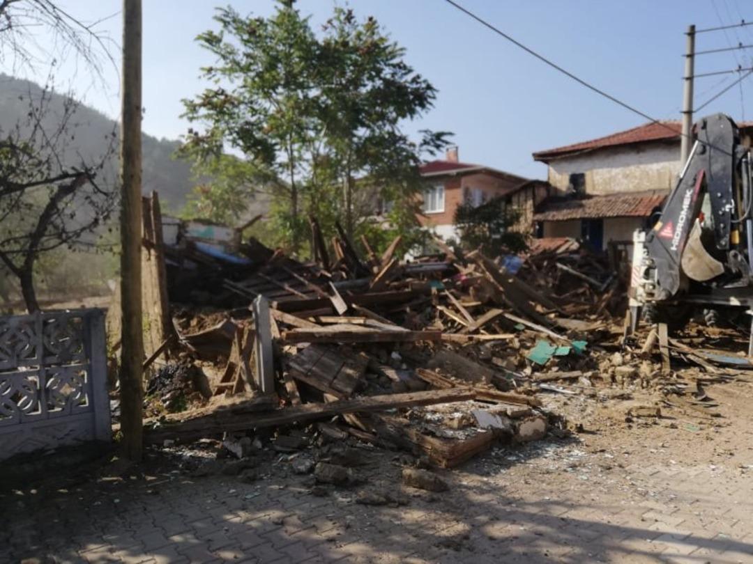 Tehlike sa&ccedil;an metruk binalar yıkılıyor