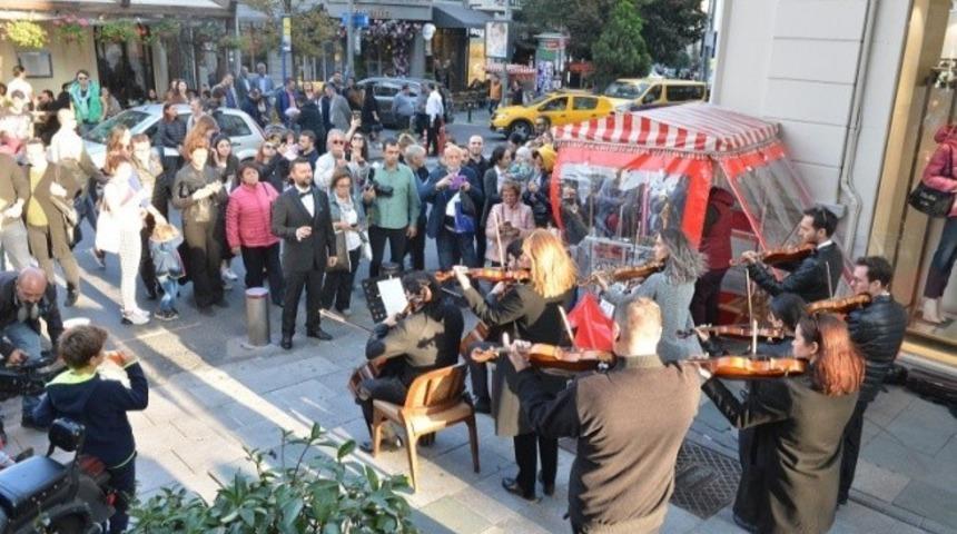Adıyaman filarmoni orkestrası İstanbul&rsquo;da cadde konseri verdi