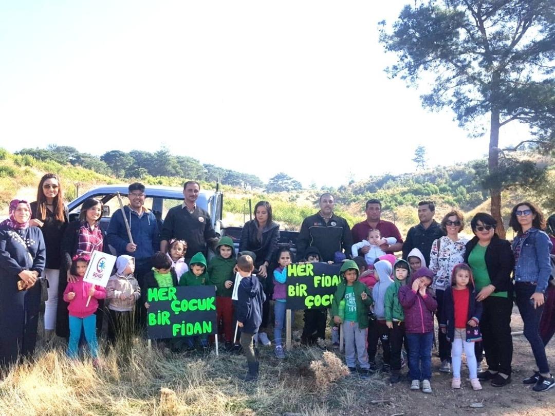 Anaokulu &ouml;ğrencileri ağa&ccedil; dikti