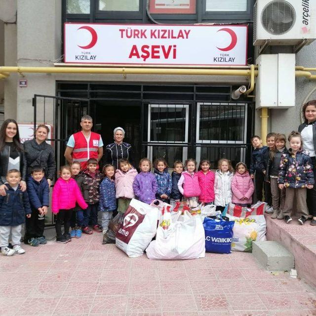 Minik öğrencilerin yüreği Kızılay için attı