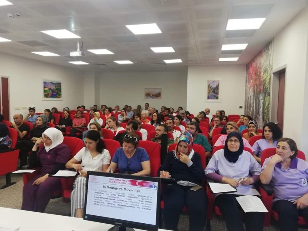 Finike Devlet Hastanesi &ccedil;alışanlarına İş Sağlığı ve G&uuml;venliği eğitimi