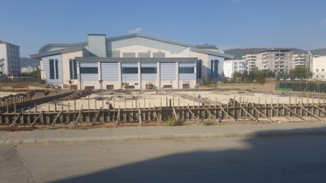 Yeni Mahalle&rsquo;de tenis kortu &ccedil;alışması yapılıyor