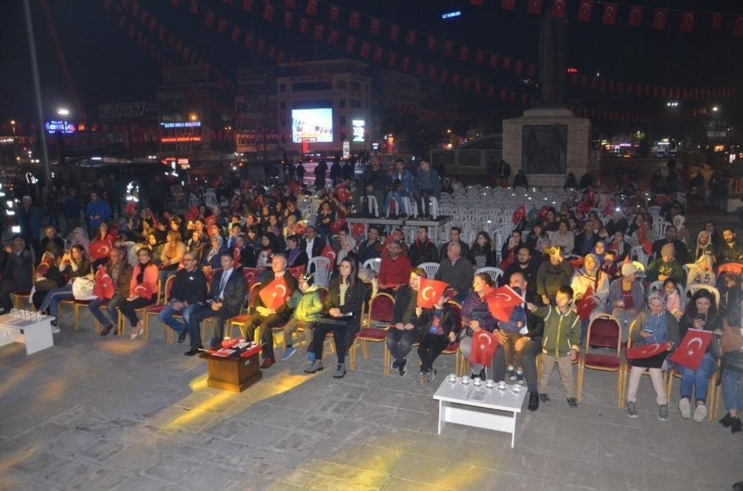 Askeri bando eşliğinde 29 Ekim kutlaması