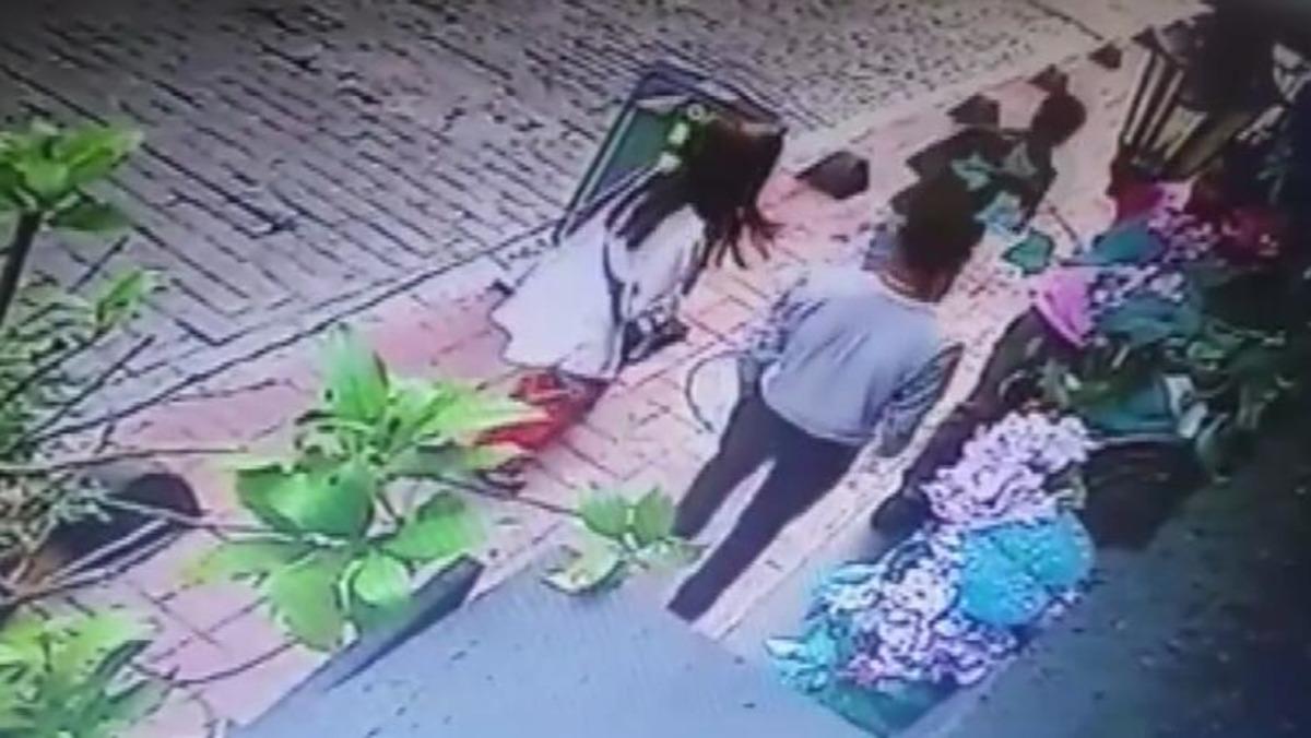 &Ccedil;inli kadına Beyoğlu'nda kapka&ccedil; şoku! O anlar kamerada
