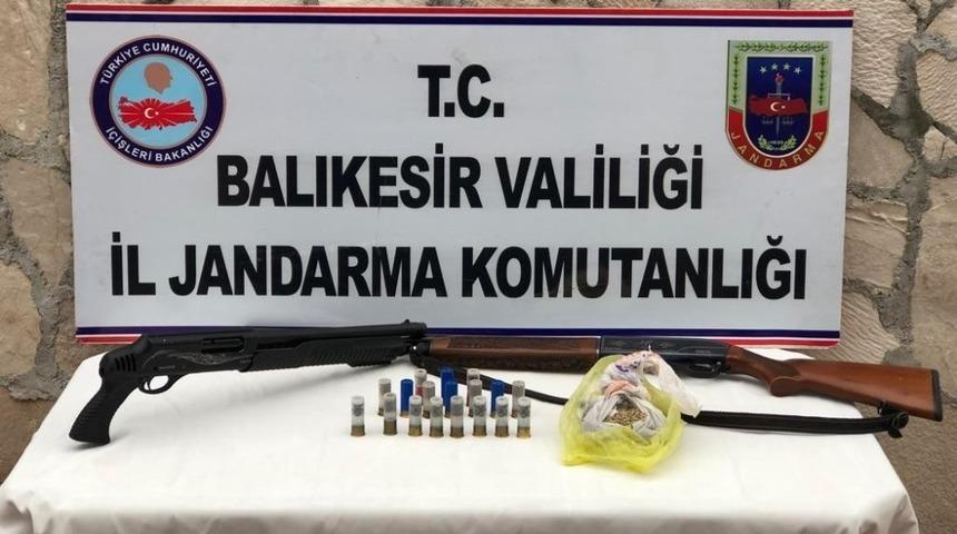 Jandarmadan 4 ayrı adrese eş zamanlı operasyon