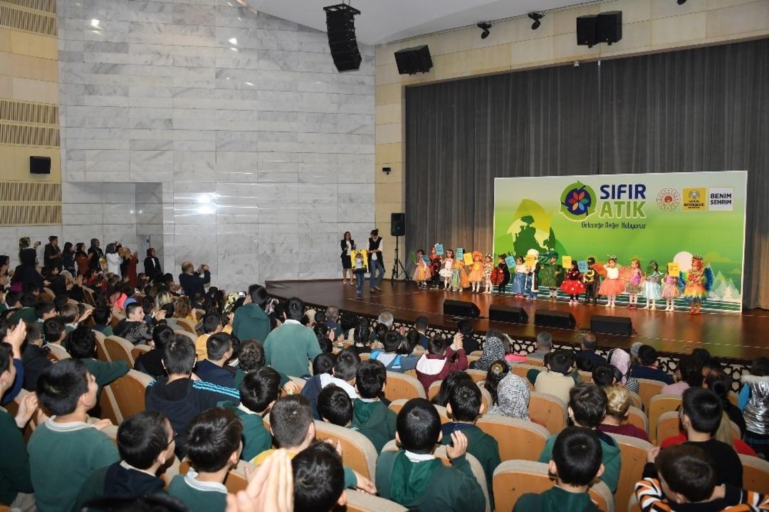 Sıfır Atık Projesinde en &ccedil;ok atık pil toplayan okullar &ouml;d&uuml;llendirildi