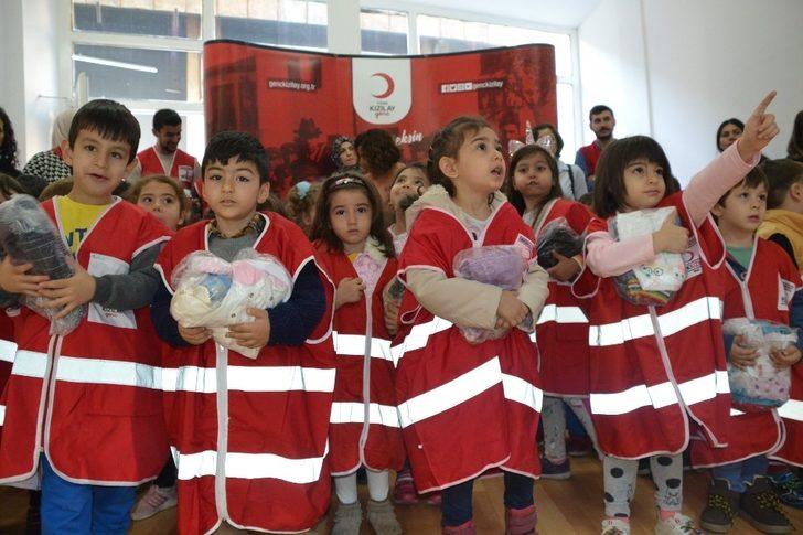 Minik Öğrencilerden Kızılay’a giysi bağışı G2