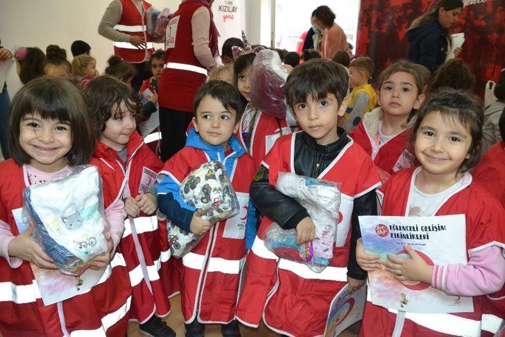 Minik Öğrencilerden Kızılay’a giysi bağışı G4
