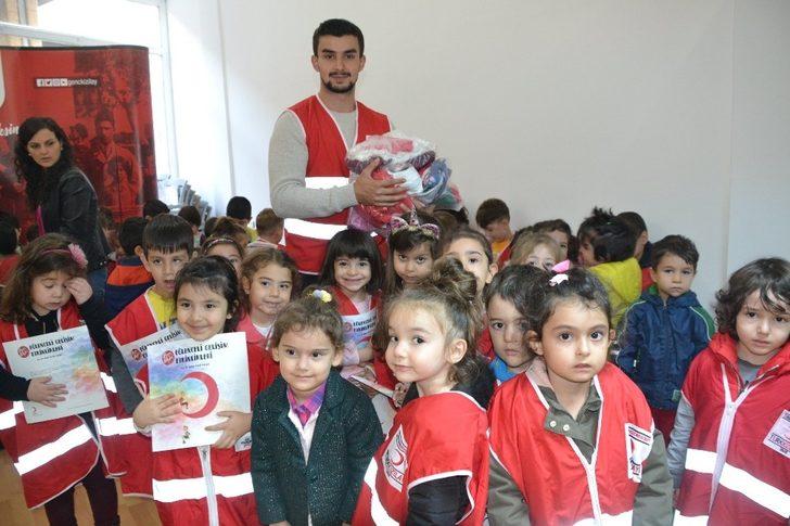 Minik Öğrencilerden Kızılay’a giysi bağışı G5