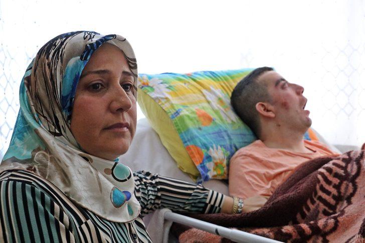 5 yıldır gözlerini kırpamıyor, adeta kan ağlıyor G2