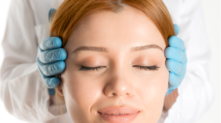 Yüz germe ile yerçekimine karşı koyun!