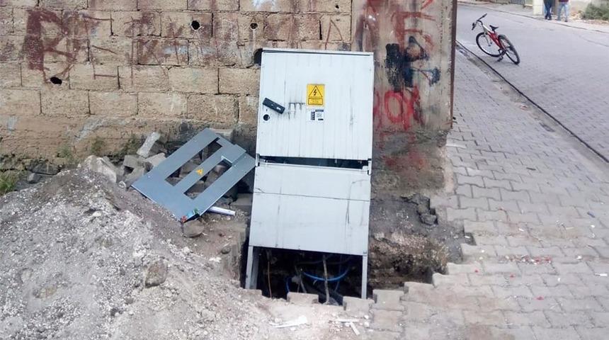 Şanlıurfa&rsquo;da ka&ccedil;ağı &ouml;nleyen panolara saldırı