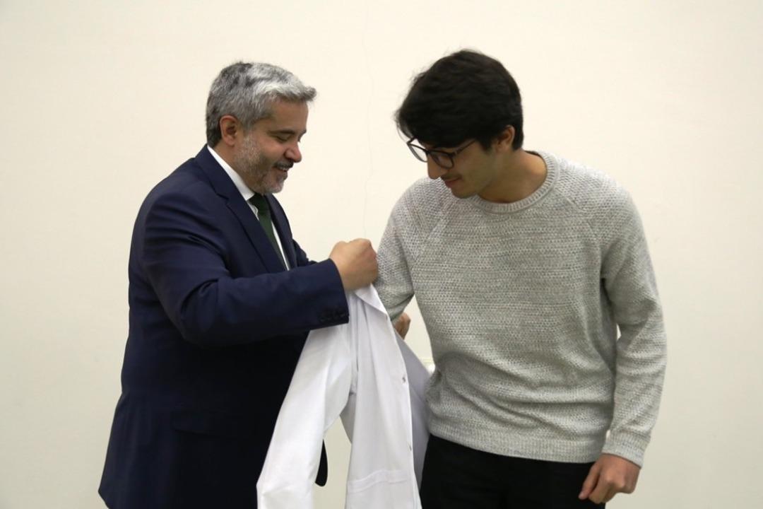 Veteriner Fak&uuml;ltesine yeni katılan 41 &ouml;ğrenci beyaz &ouml;nl&uuml;k giydi