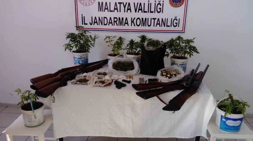 Esrar ve silahlar ele ge&ccedil;irildi