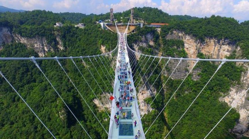Çin'de 32 cam asma köprü ve kaydırak kapatıldı
