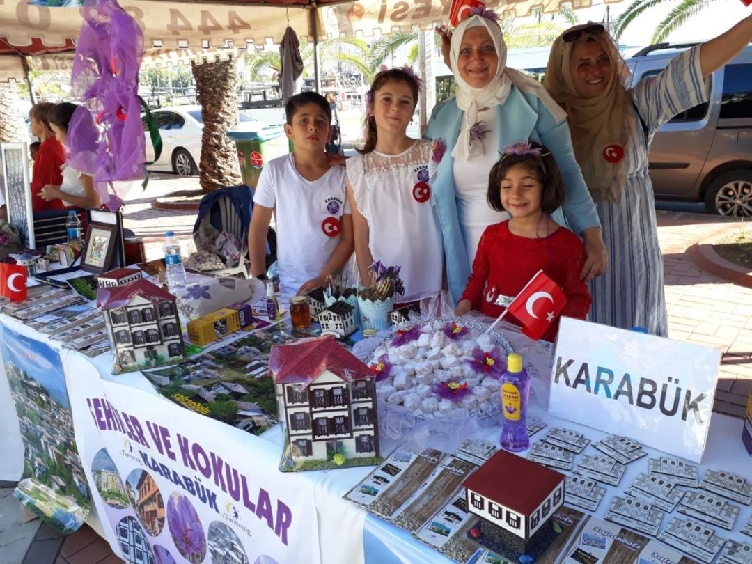 &Ouml;ğrenciler &lsquo;Şehirler ve Kokular&rsquo; projesi ile Karab&uuml;k&rsquo;&uuml; tanıttı