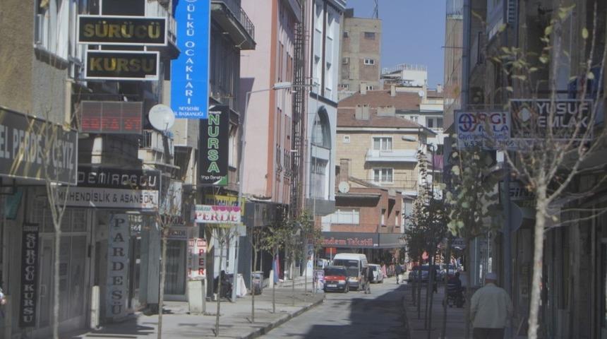 Tehlike arz eden ve g&ouml;r&uuml;nt&uuml; kirliliğine neden olan tabelalar kaldırılıyor