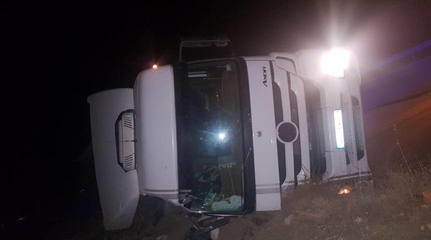 Pancar y&uuml;kl&uuml; tır devrildi: 1 yaralı