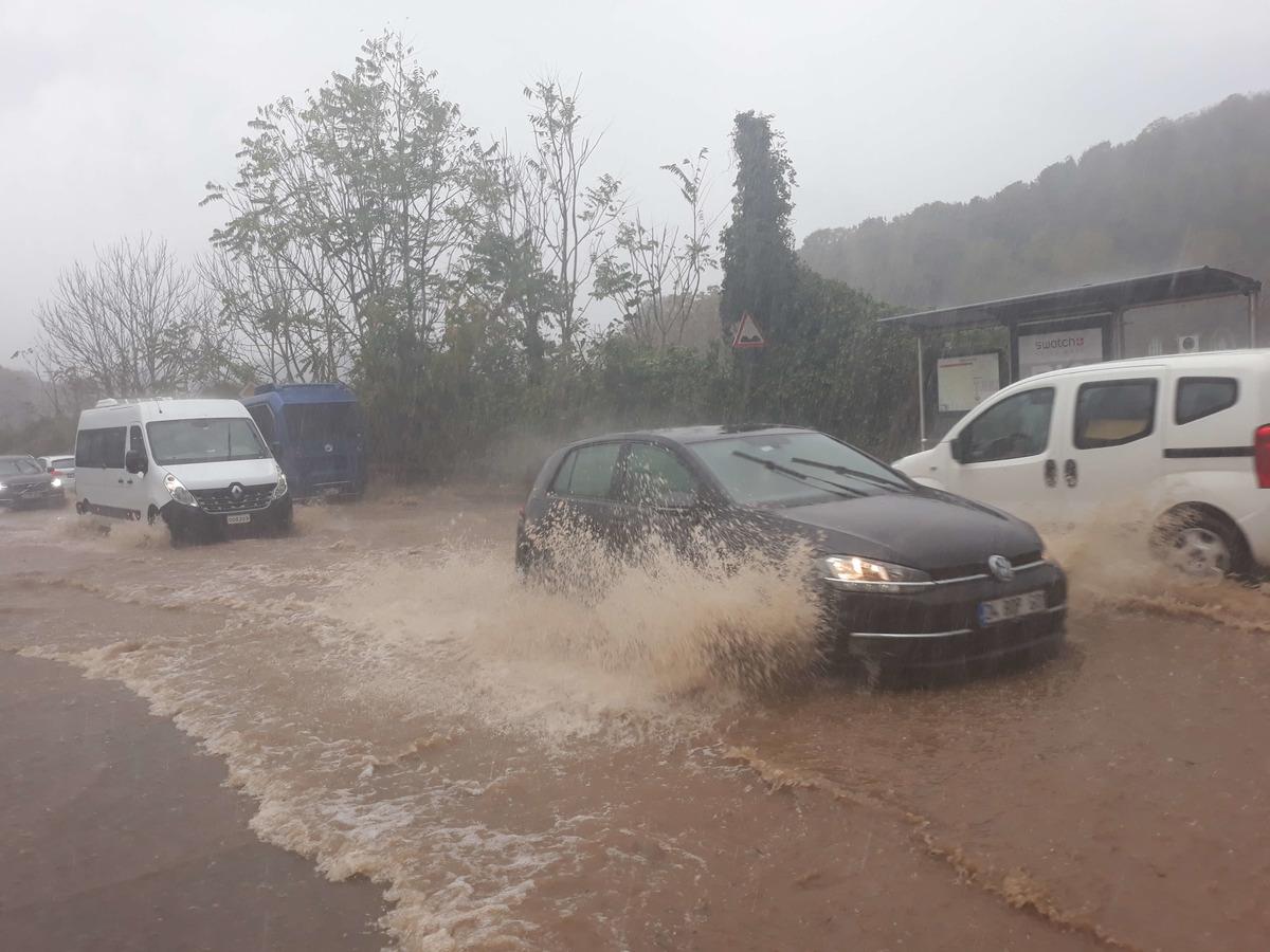 Beykoz'da yollar g&ouml;le d&ouml;nd&uuml;, s&uuml;r&uuml;c&uuml;ler zor anlar yaşadı