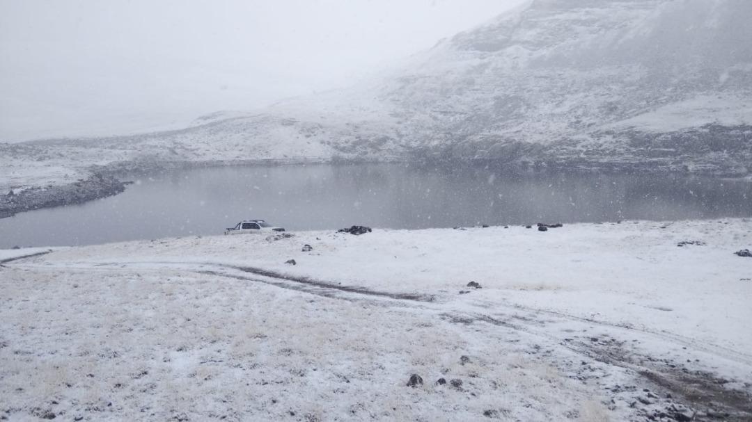 Trabzon ve G&uuml;m&uuml;şhane&rsquo;nin y&uuml;ksek kesimlerinde kar yağışı etkili oluyor