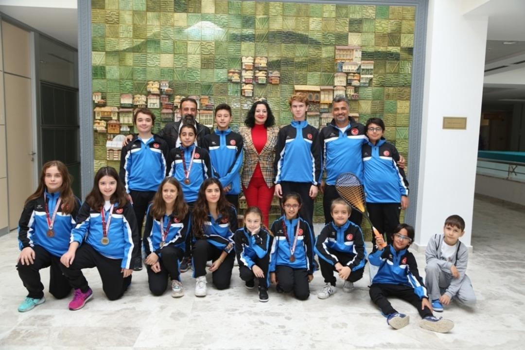 T&uuml;rkiye Şampiyonu olan ADS Squash başarısını Nil&uuml;fer ile paylaştı