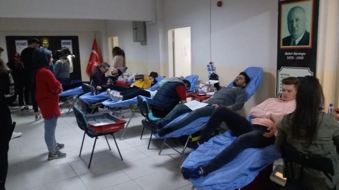 Manisa B&uuml;y&uuml;kşehir Belediyesi gen&ccedil;leri kan bağışı yaptı