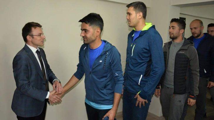 Güroymaklı öğretmenler, basketbol ve voleybol takımları Bitlis il birincisi oldu G3