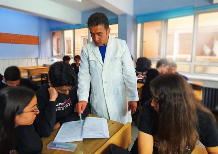 Dünyaca ünlü Türk modacılar tasarladı! İşte yeniden tasarlanan öğretmen önlükleri G3