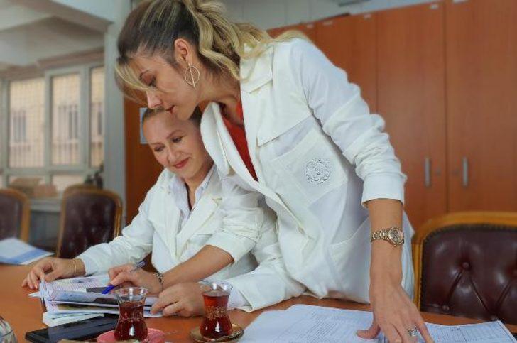 Dünyaca ünlü Türk modacılar tasarladı! İşte yeniden tasarlanan öğretmen önlükleri G4