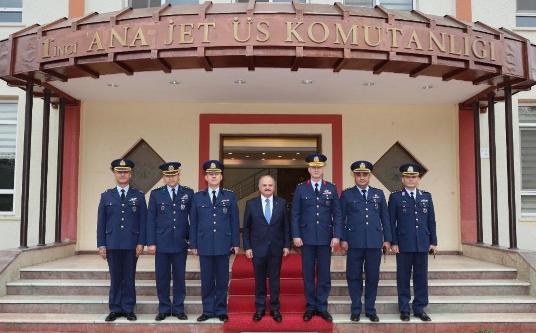 Vali &Ccedil;akacak, komutanları ziyaret etti