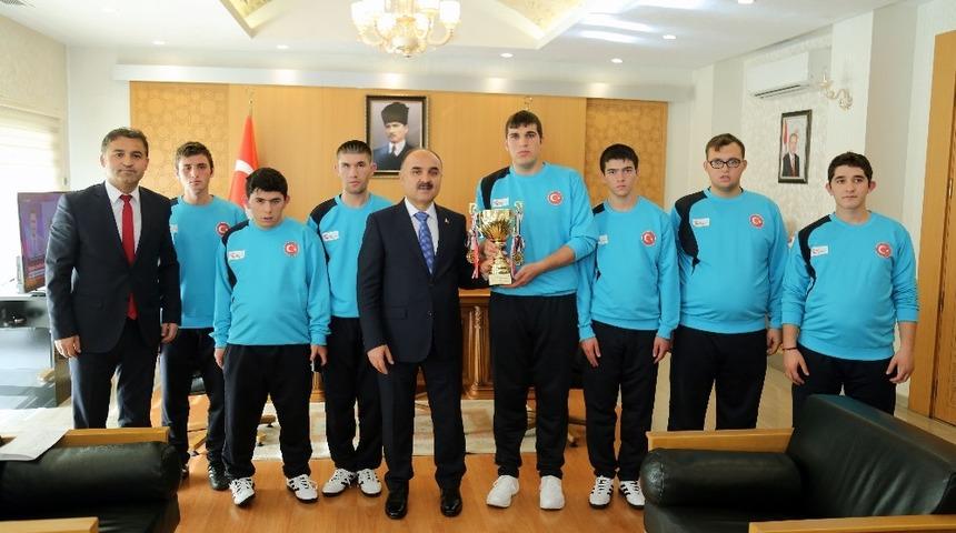 Şampiyon Sporculardan Vali G&uuml;naydın&rsquo;a Ziyaret