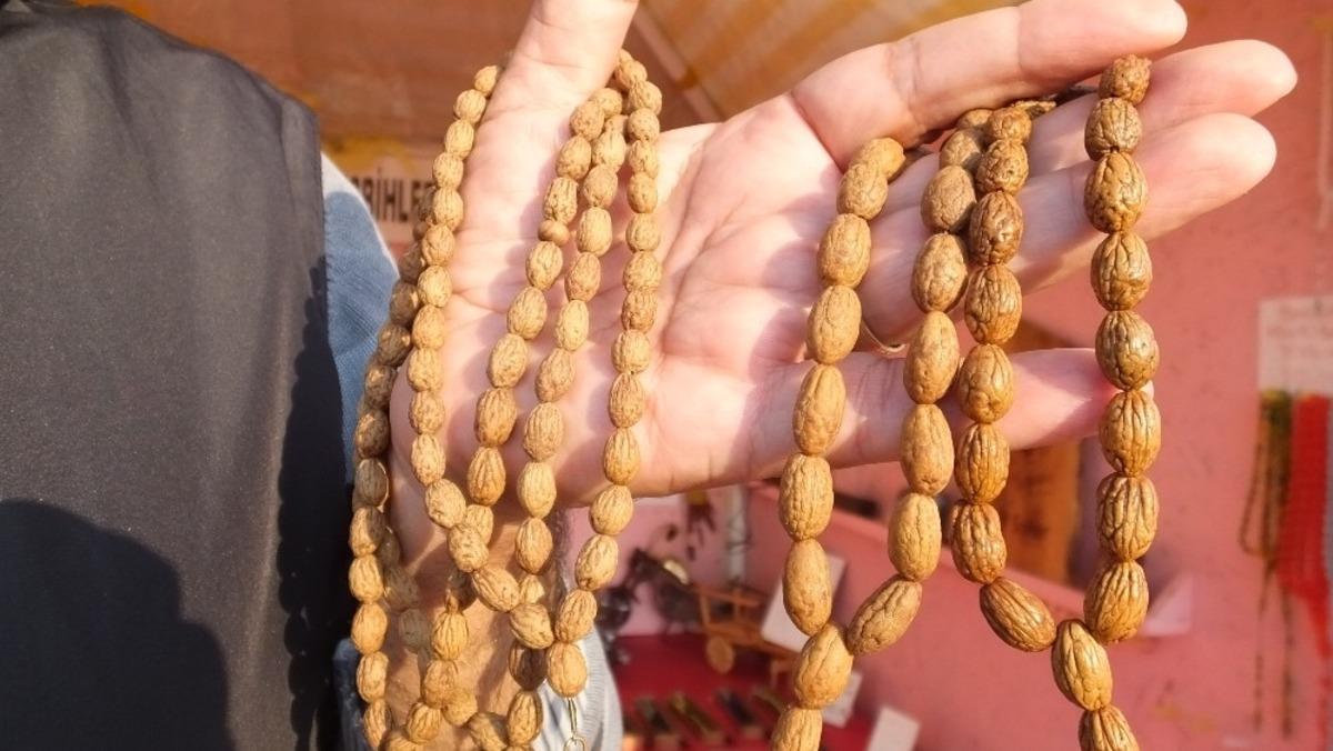 Burhaniye&rsquo;de zeytin &ccedil;ekirdekleri tespih, odunları ise takı oldu