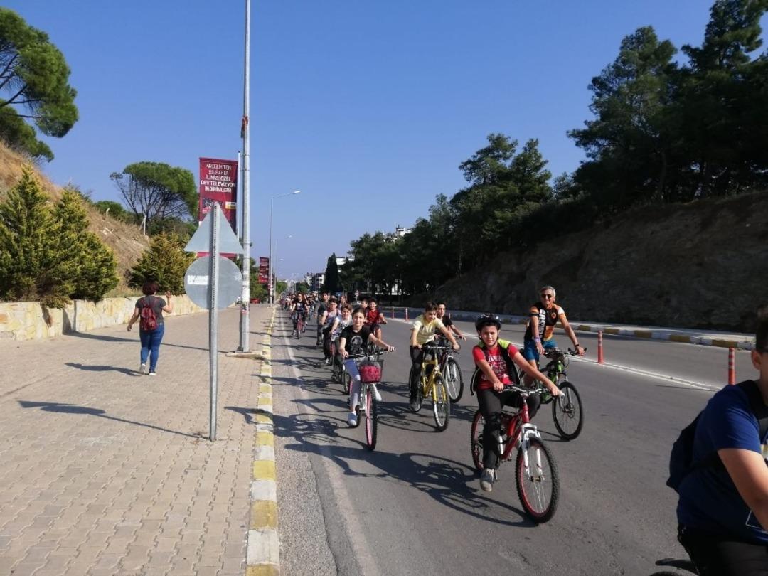 Burhaniyeli &ouml;ğrenciler obeziteye dikkat &ccedil;ekmek i&ccedil;in pedal &ccedil;evirdi