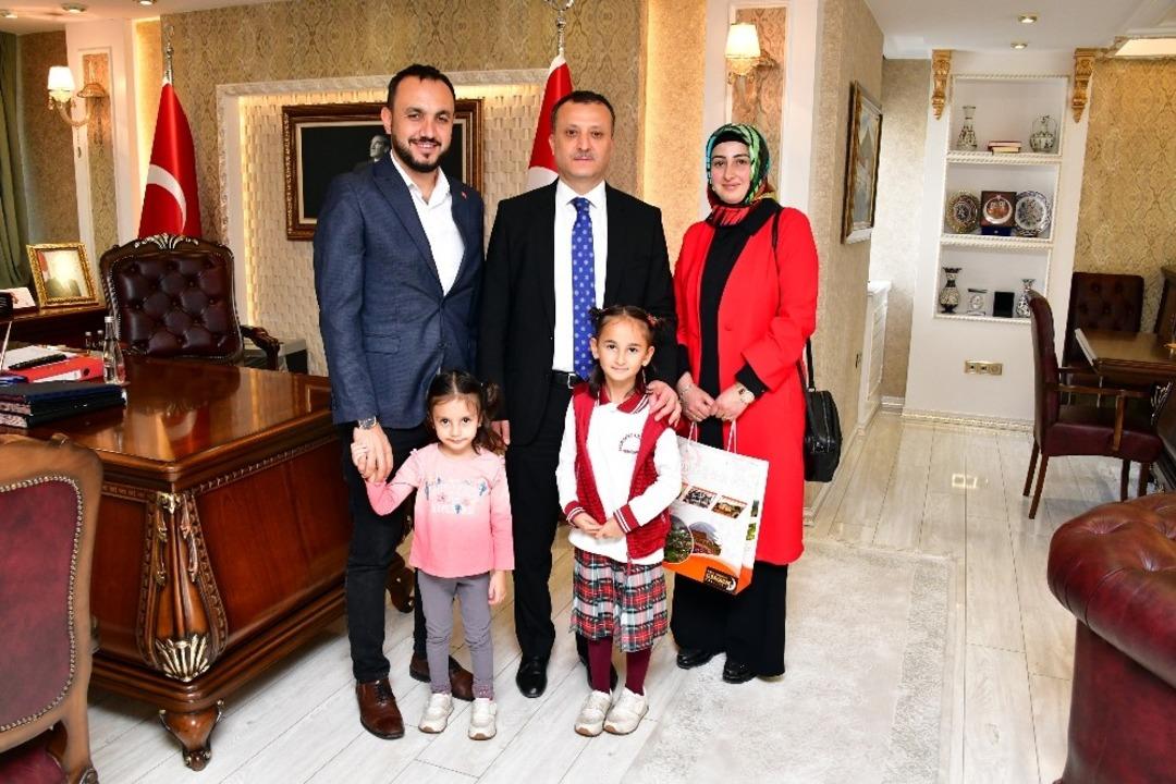 Vali Taşbilek, minik &ccedil;evreci Zeynep&rsquo;i makamında misafir etti