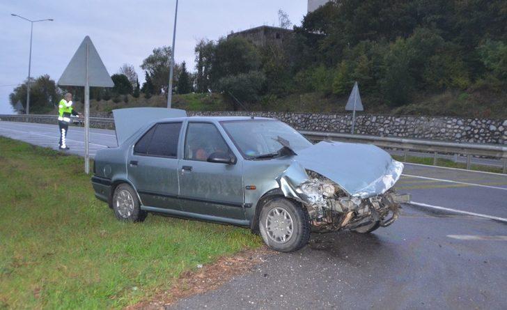 Kontrolden çıkan otomobil bariyerlere çarptı: 1 yaralı G1
