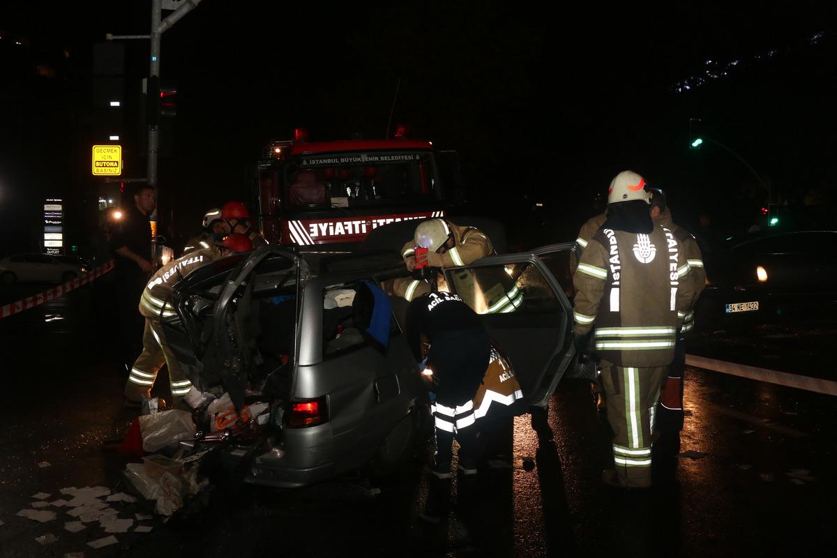 Sarıyer'de kazada otomobilde sıkışan hamile kadını itfaiye kurtardı