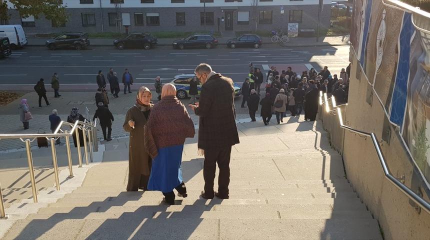 Almanya'da cami dışkı sürülerek kirletildi