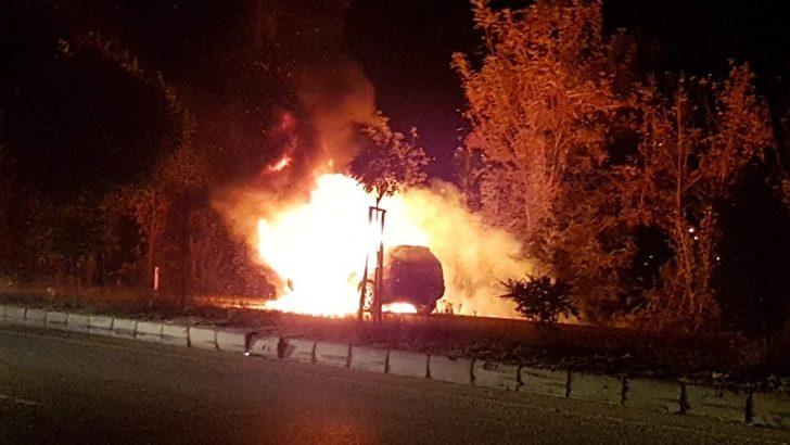 Seyir halindeki lüks araç alev alev yandı G1