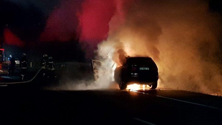 Seyir halindeki lüks araç alev alev yandı G2