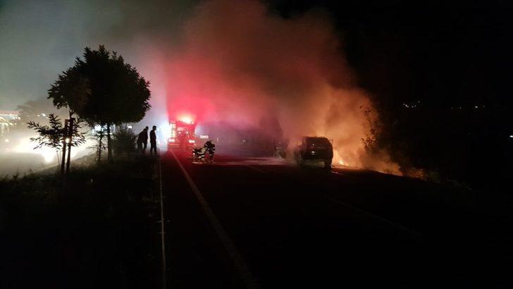 Seyir halindeki lüks araç alev alev yandı G3