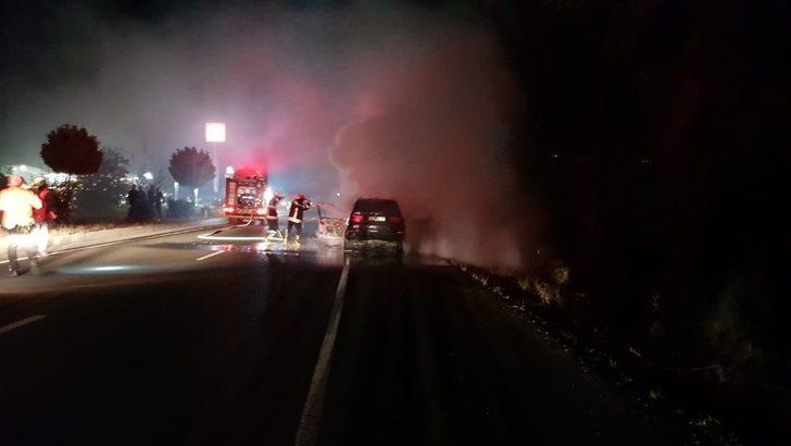 Seyir halindeki lüks araç alev alev yandı G4