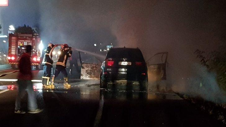 Seyir halindeki lüks araç alev alev yandı G5