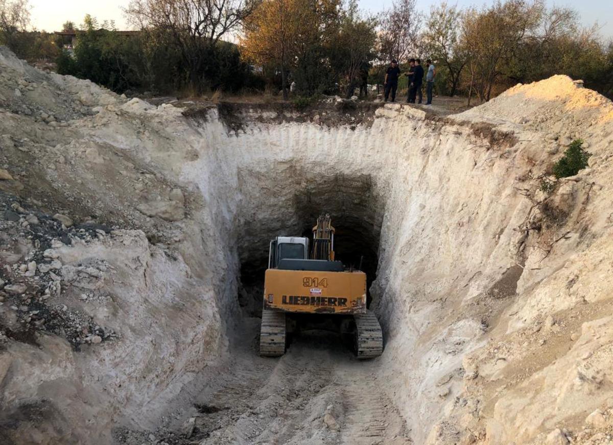 Mersin'de iş makineli ka&ccedil;ak kazı: 9 g&ouml;zaltı