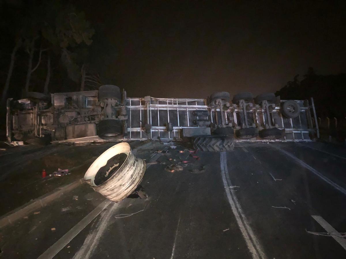 Devrilen TIR, Bursa-Balıkesir Karayolunu trafiğe kapattı