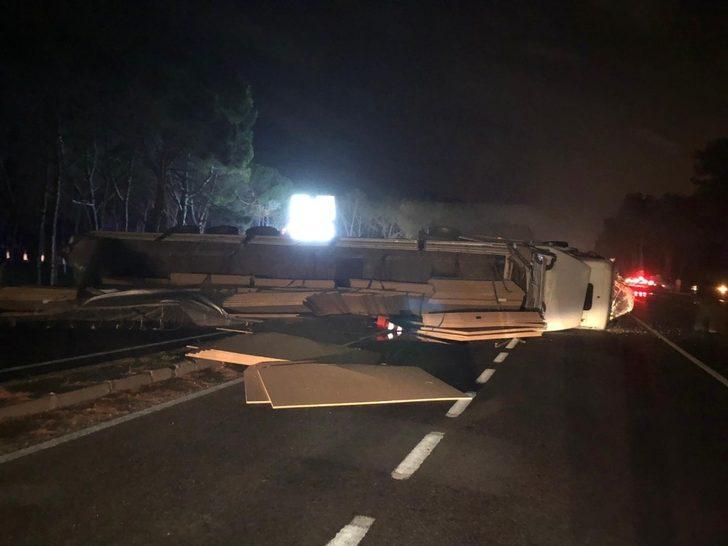 Bursa’da feci kaza! Devrilen çekici İzmir yolunu kapattı G3