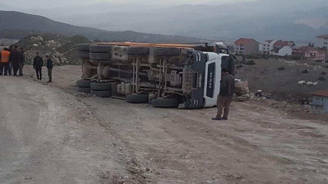 Emet&rsquo;te harfiyat kamyonu devrildi: 1 yaralı