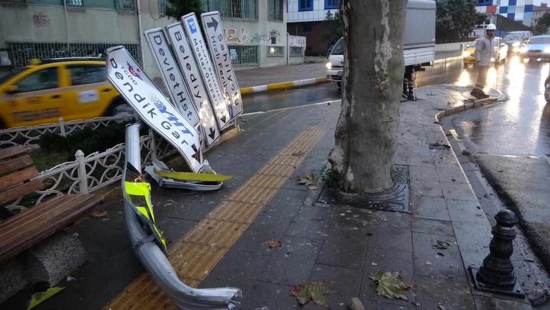 İstanbul Pendik&rsquo;te İETT otob&uuml;s&uuml; kaldırım &ccedil;ıktı, ağaca &ccedil;arparak durdu!