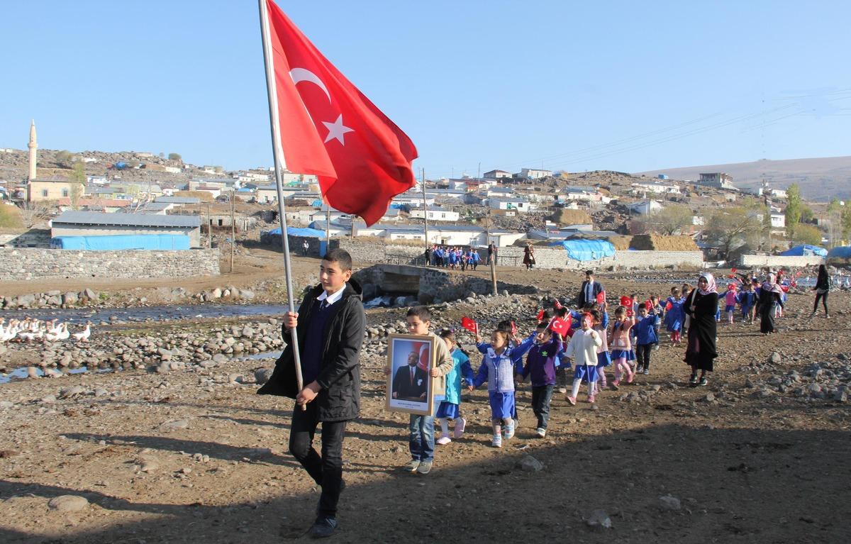 İşte o bayrağın &ouml;yk&uuml;s&uuml;